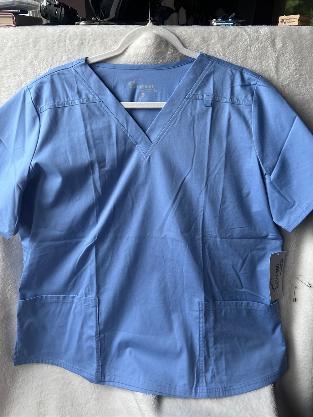 Butter-Soft Light Blue V-Neck Scrub Top size XL 2 pockets NWT